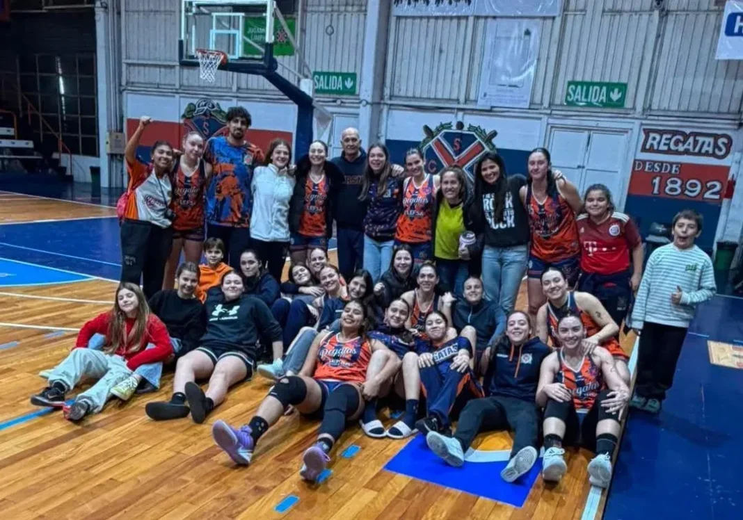 Partido de básquet femenino entre Regatas y Náutico en San Nicolás