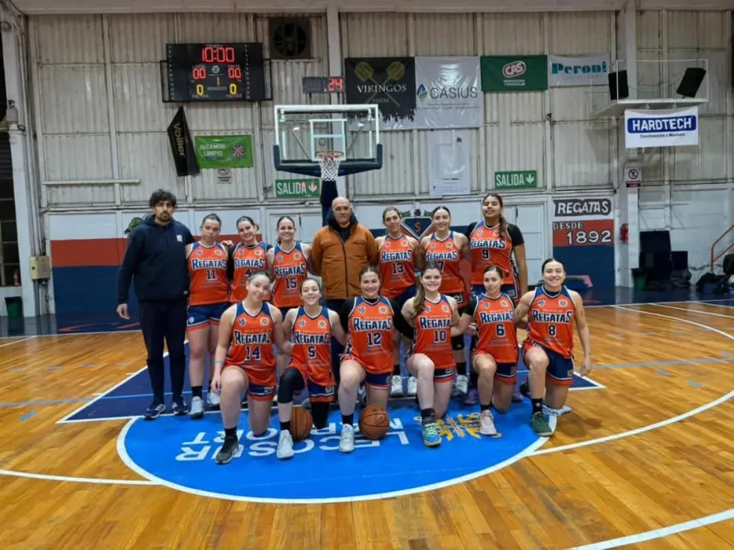 Partido de básquet femenino entre Regatas y Paganini Alumni