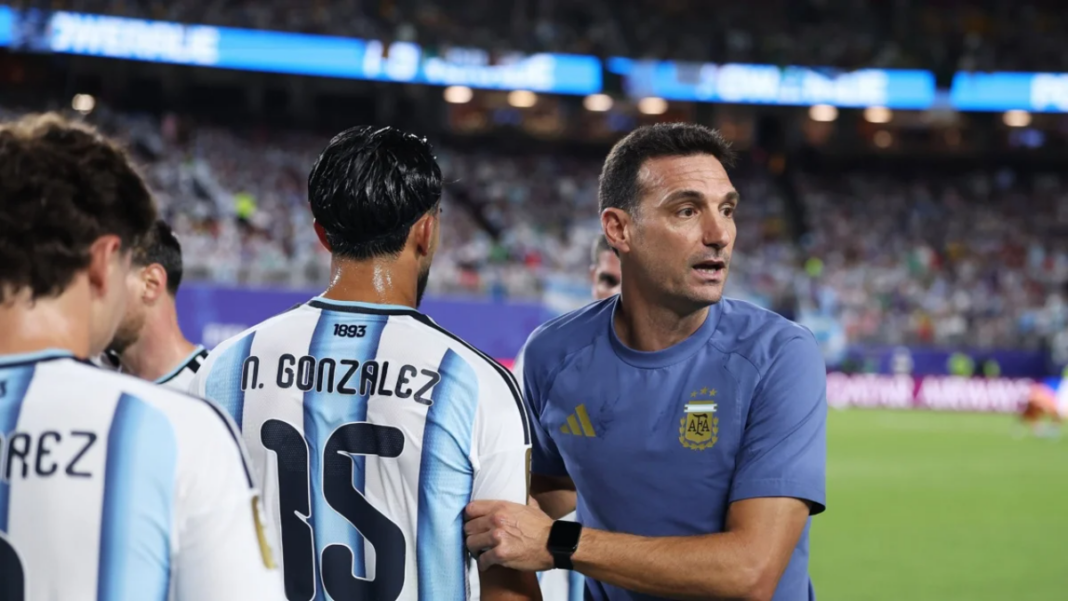 Lionel Scaloni abraza a Lionel Messi durante el partido Argentina vs Argelia en el Mundial 2026