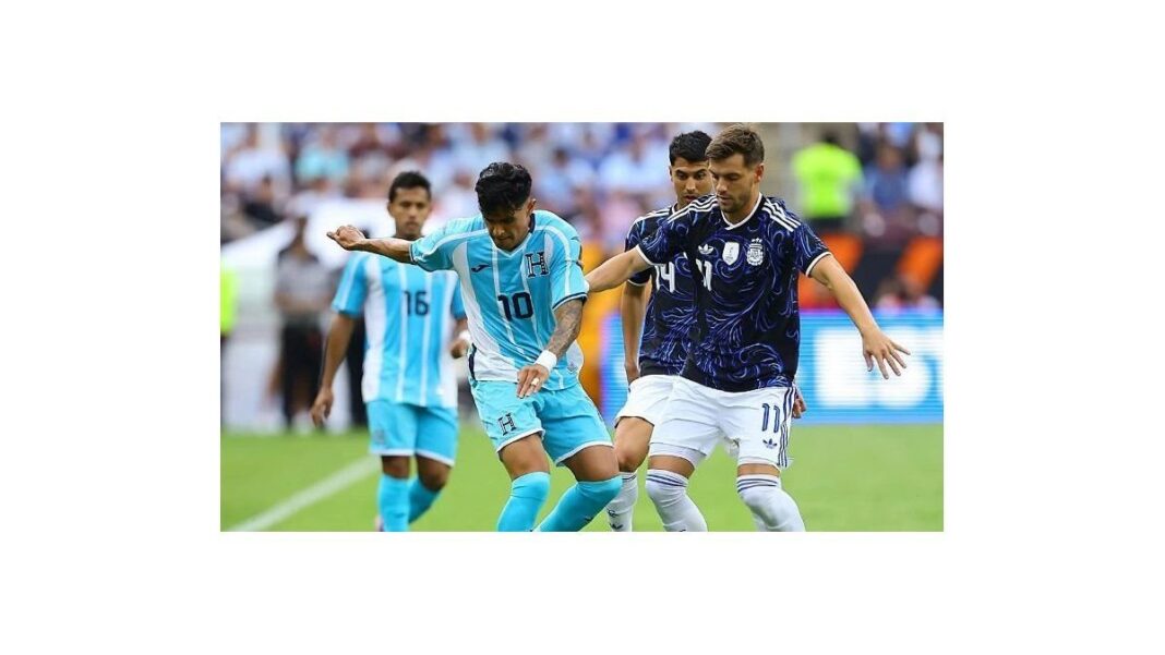 Selección argentina de fútbol en el Jordan-Hare Stadium ante Islandia