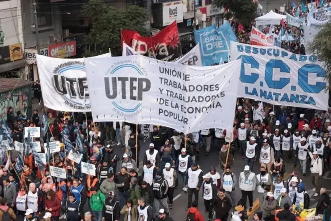 Manifestantes con carteles frente a un edificio gubernamental