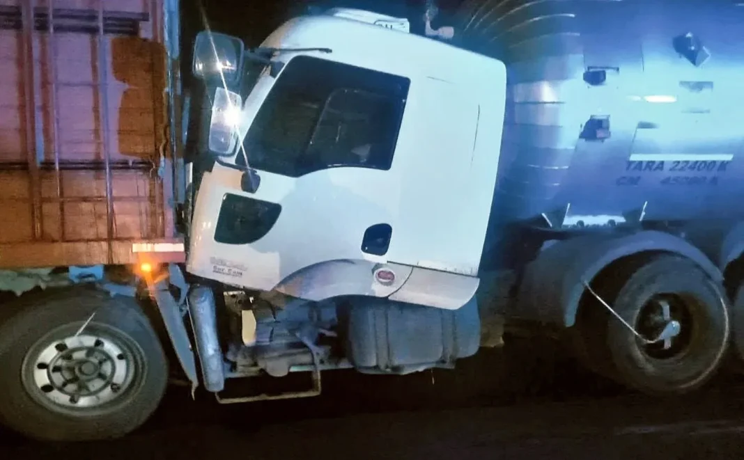 Camiones siniestrados en la ruta A012