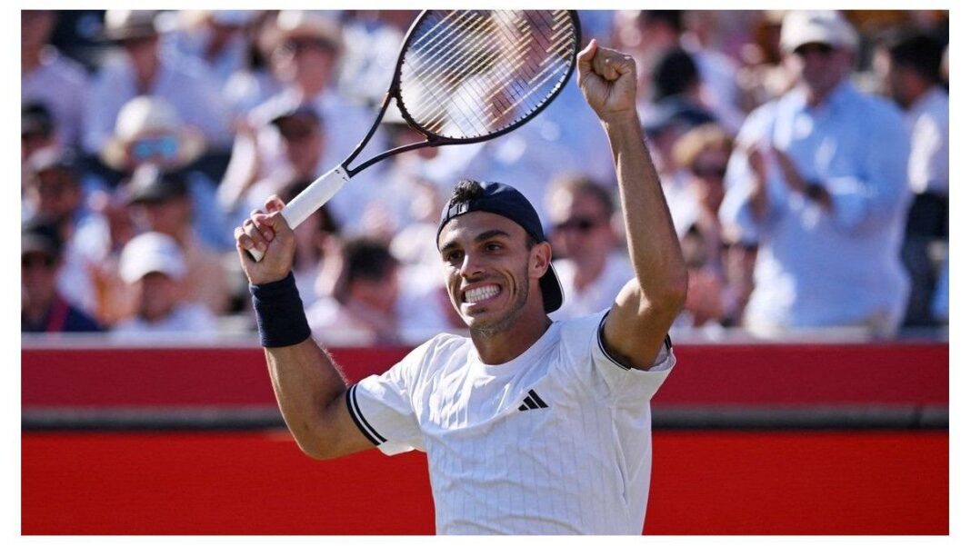 Francisco Cerúndolo celebrando su triunfo en la semifinal de Queen's