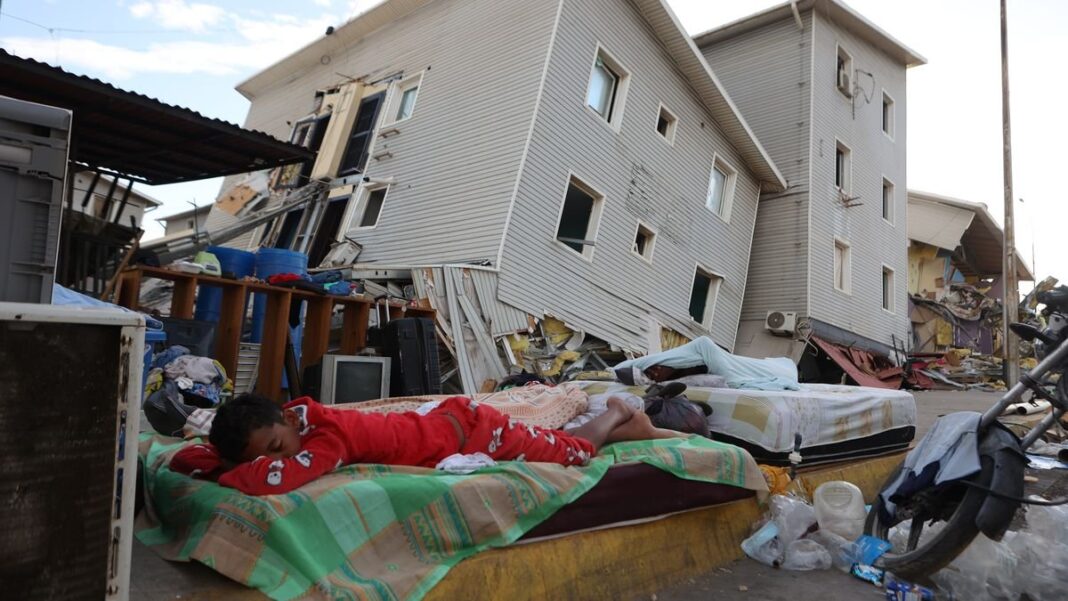 Rescatistas trabajan entre escombros tras terremoto en Venezuela