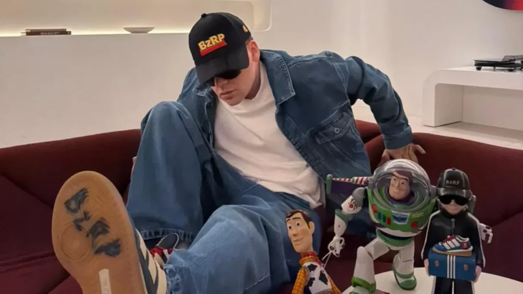 Póster de Toy Story 5 con los personajes principales y logos de Bizarrap, Bad Bunny y Taylor Swift