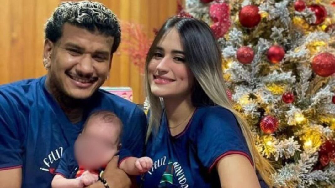 Jugador de fútbol Héctor Bello en una cancha