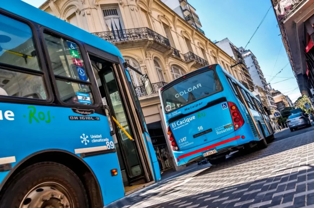 Colectivo urbano y bicicleta pública en Rosario
