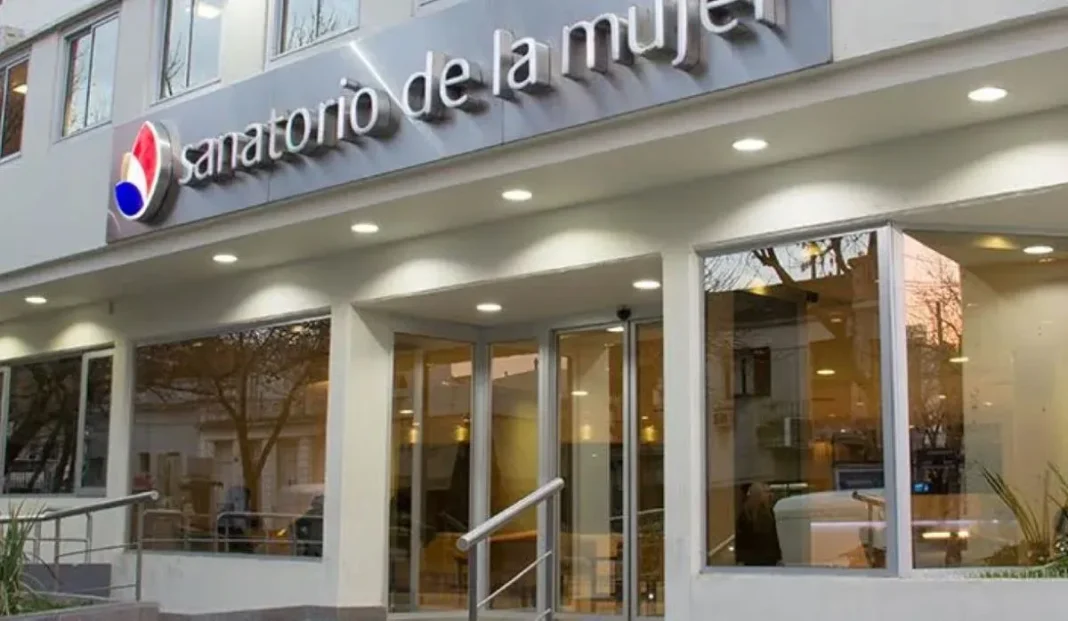 Ambulancia en el exterior del Sanatorio de la Mujer en Santa Fe