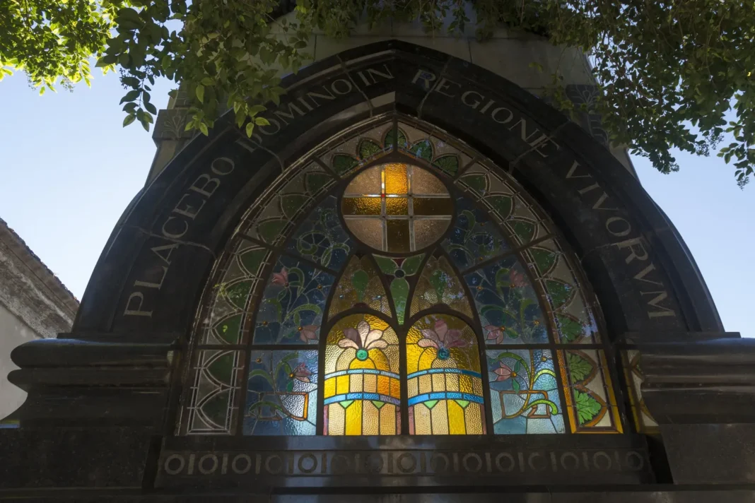 Vitral en el cementerio El Salvador de Rosario