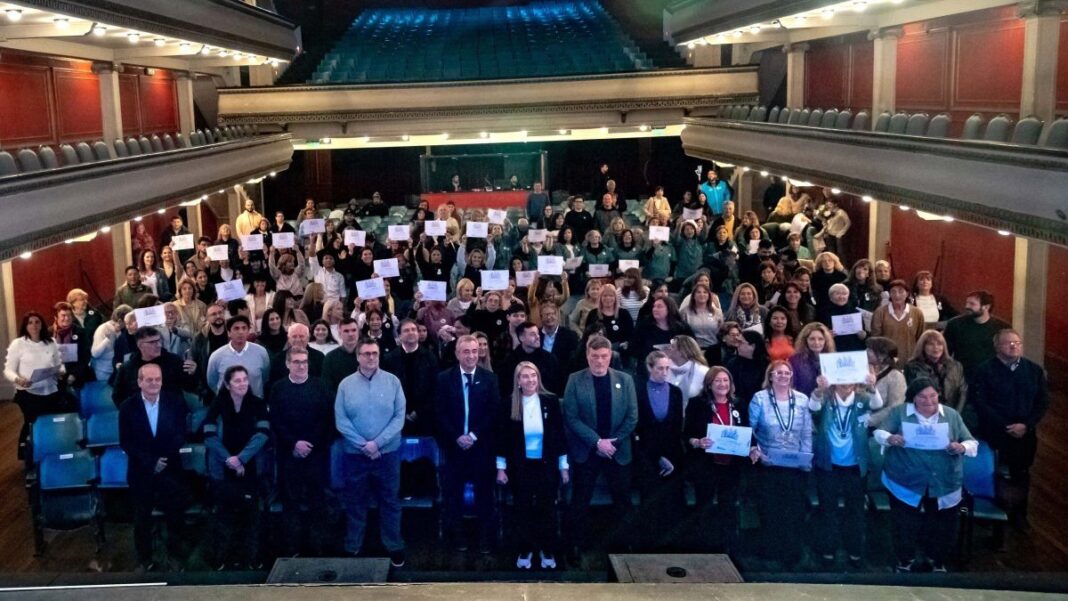 Voluntarias de hospitales públicos reciben la Orden del Rosario en el Teatro La Comedia