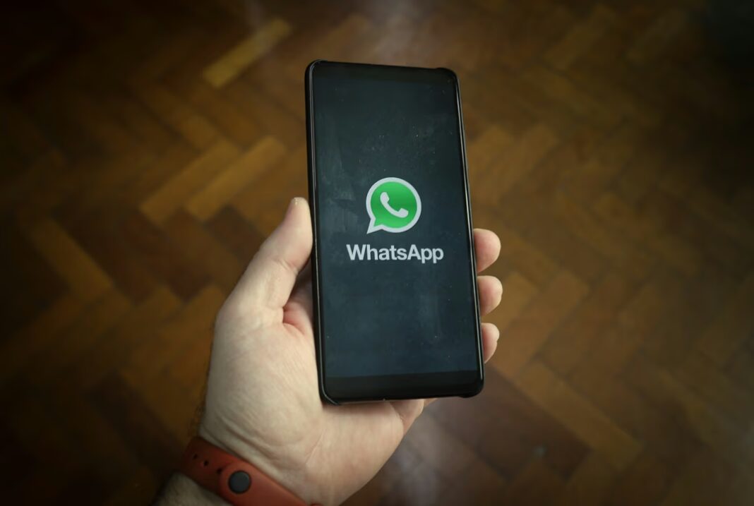 Captura de pantalla de WhatsApp con punto verde y mensajes efímeros