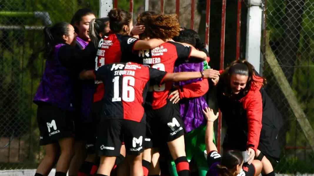 Jugadoras de fútbol femenino en la cancha durante un partido del Torneo Clausura