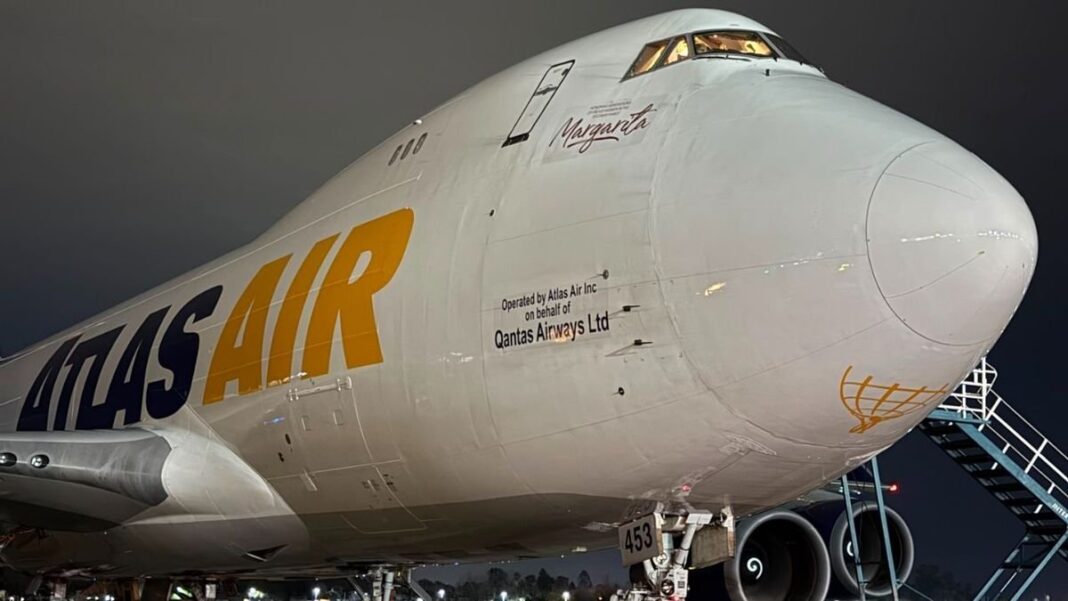 Aeropuerto Internacional de Rosario con un avión Boeing 747 en pista