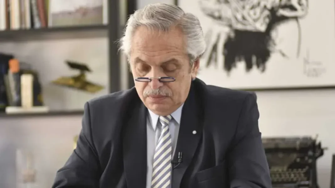Alberto Fernández y Javier Milei en contextos políticos separados