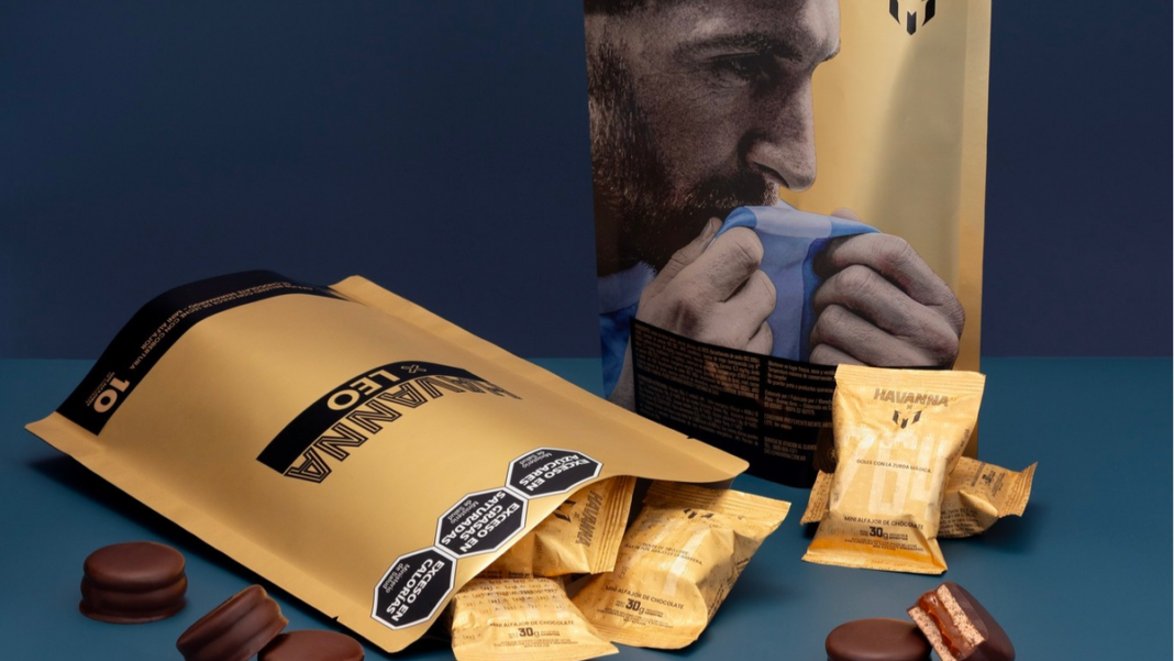Envase dorado del alfajor Havanna edición especial Lionel Messi con su firma y una imagen del futbolista besando la camiseta argentina