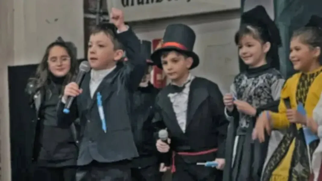 Niño vestido de prócer hablando en un acto escolar del 9 de julio