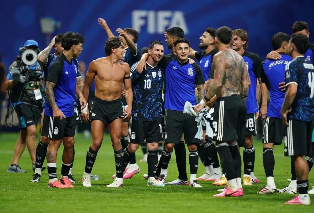 Jugadores de la selección argentina celebrando el triunfo ante Inglaterra en la semifinal de la Copa América
