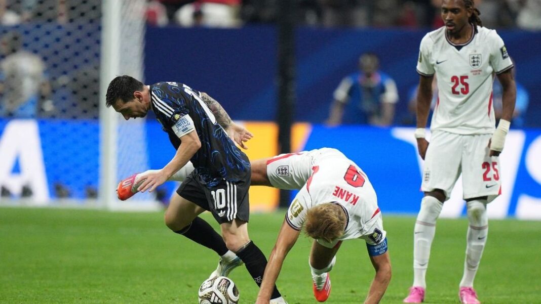 Enzo Fernández celebrando el gol de Argentina ante Inglaterra