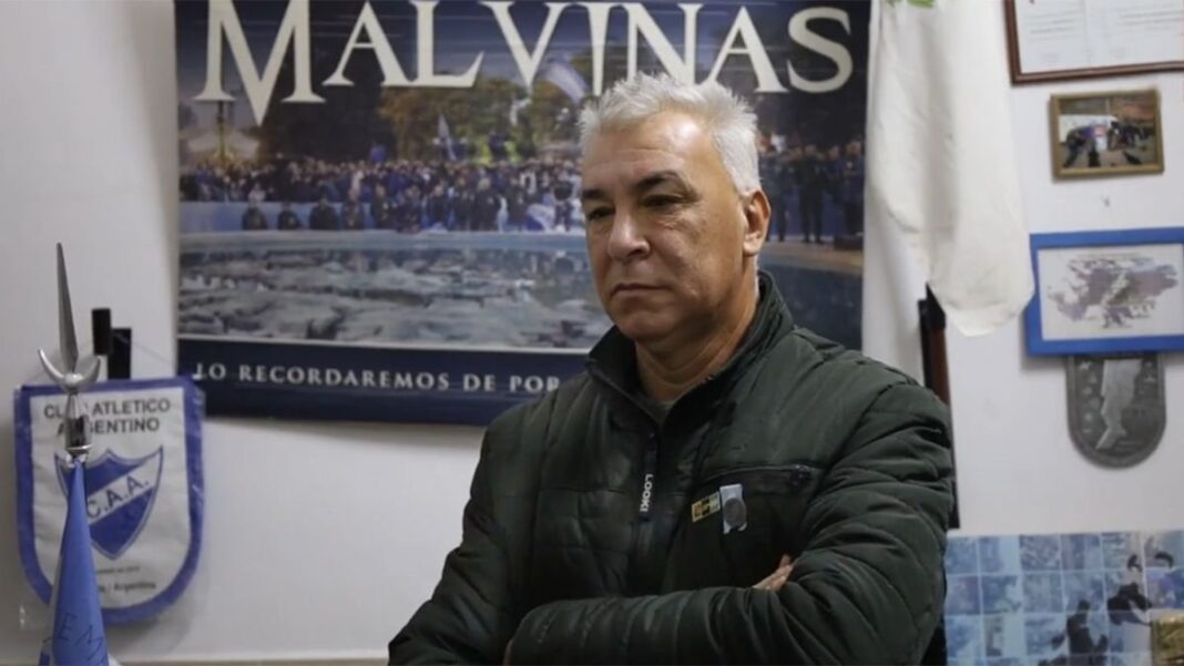 Bandera argentina y mapa de las Islas Malvinas en contexto de fútbol