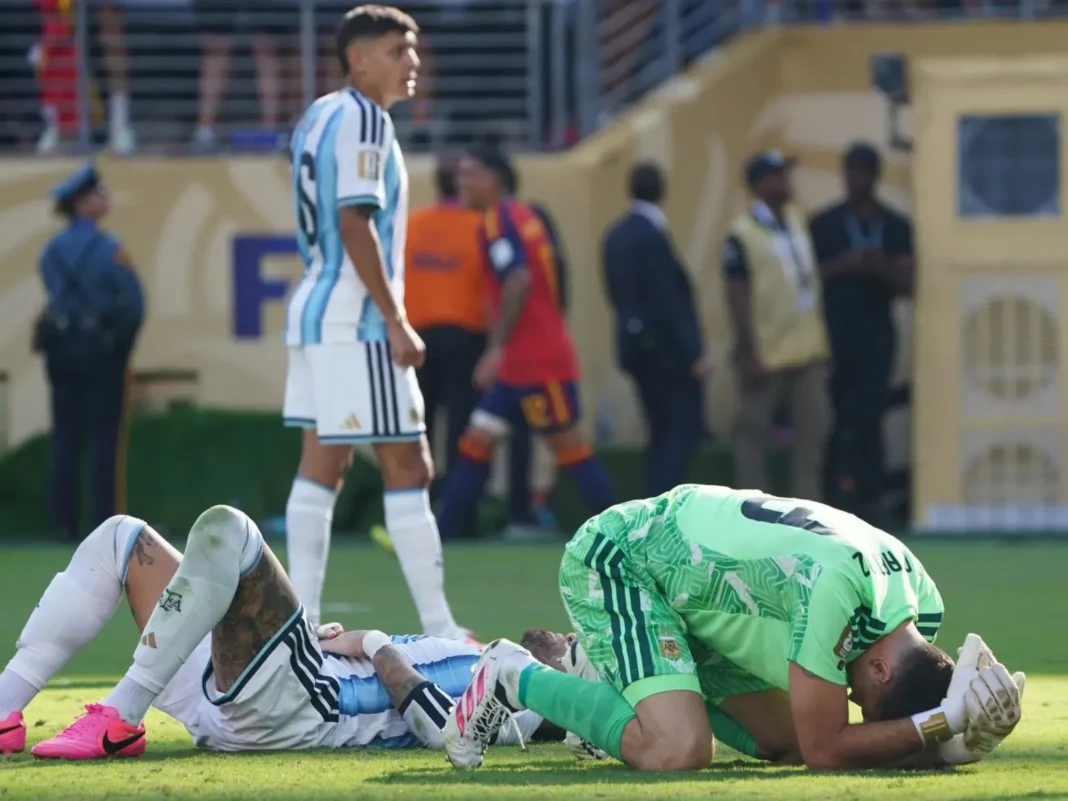 Jugadores de Argentina y España en la final del Mundial