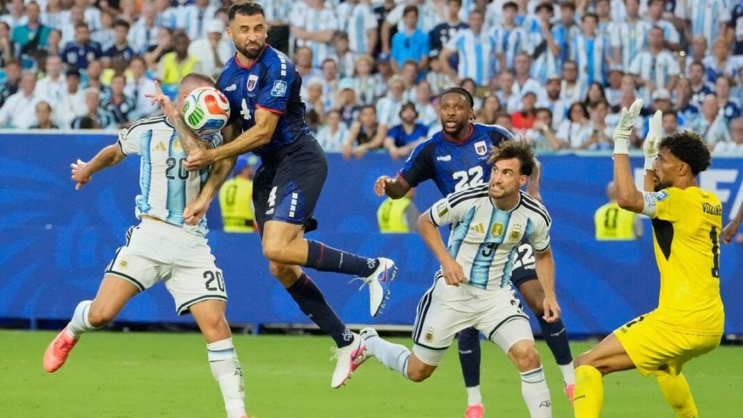 Jugadores de Argentina celebrando un gol durante el partido contra Cabo Verde en Miami