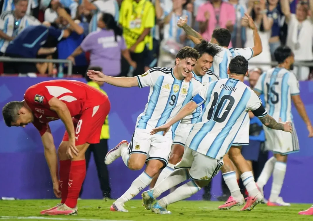Jugadores de la selección argentina celebran un gol durante el partido contra Suiza en Kansas