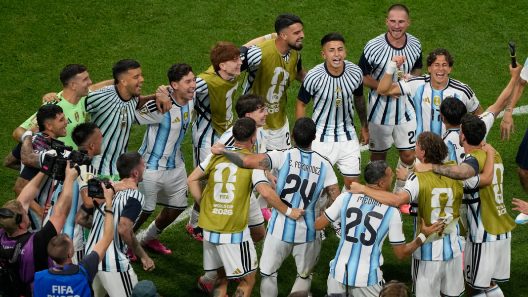 Jugadores de la selección argentina celebrando un gol durante el partido contra Egipto en el Mundial