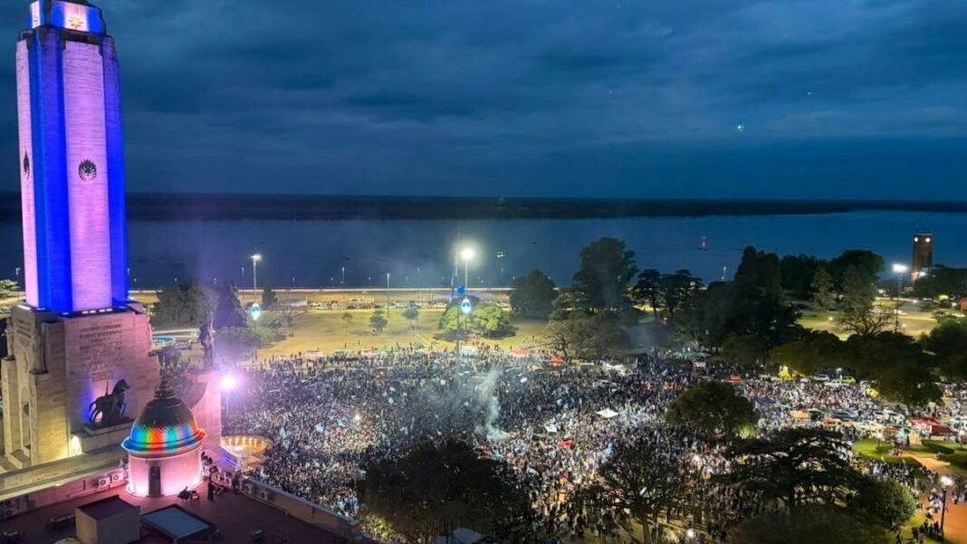Multitud con banderas argentinas en el Monumento Nacional a la Bandera de Rosario durante los festejos por la victoria ante Inglaterra