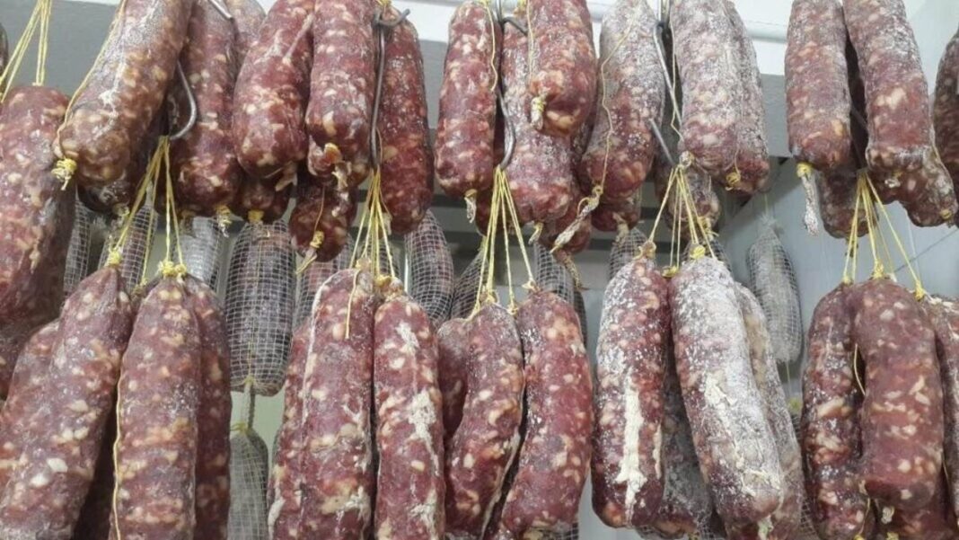 Etiqueta de advertencia sanitaria sobre chacinados