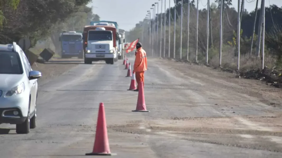 Maquinaria pesada trabajando en la reparación de la Ruta Nacional 11 en Santa Fe