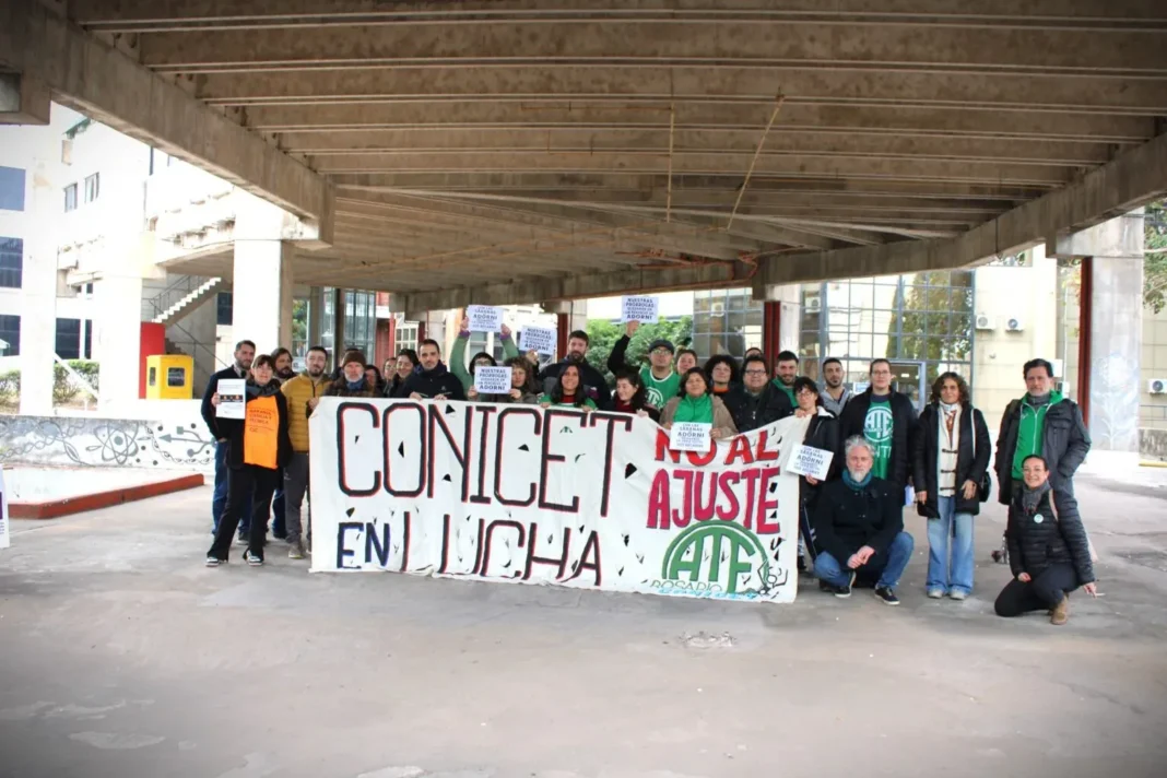 Becarios e investigadores del Conicet Rosario durante una protesta en el Centro Científico Tecnológico