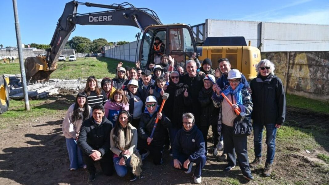 Demolición de un muro en barrio ATE para la apertura de calle Andrade, con el intendente Pablo Javkin y vecinos