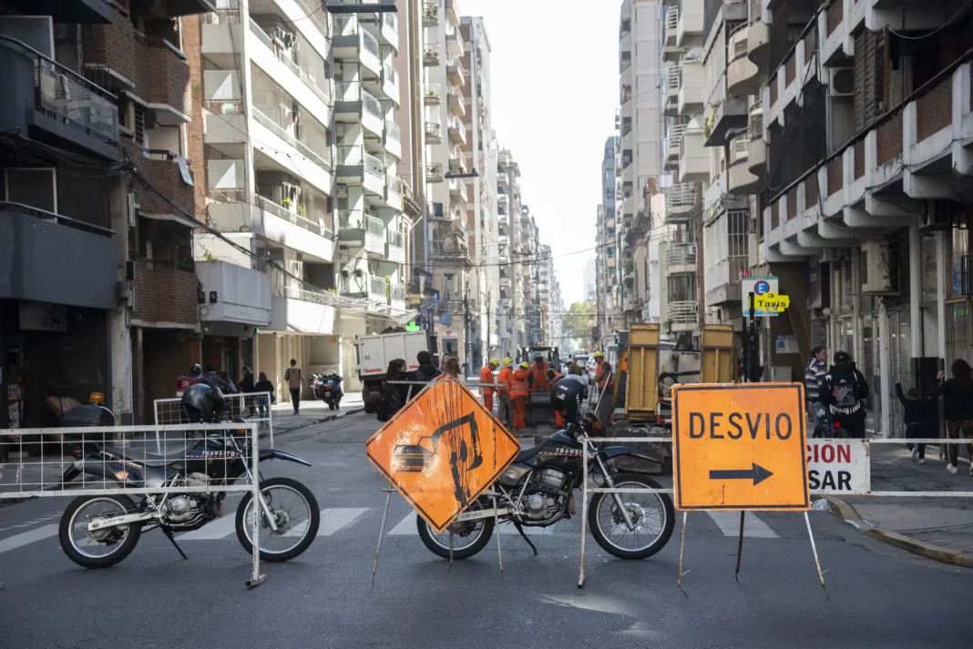 Cartel de obra vial con conos de tránsito en la calle
