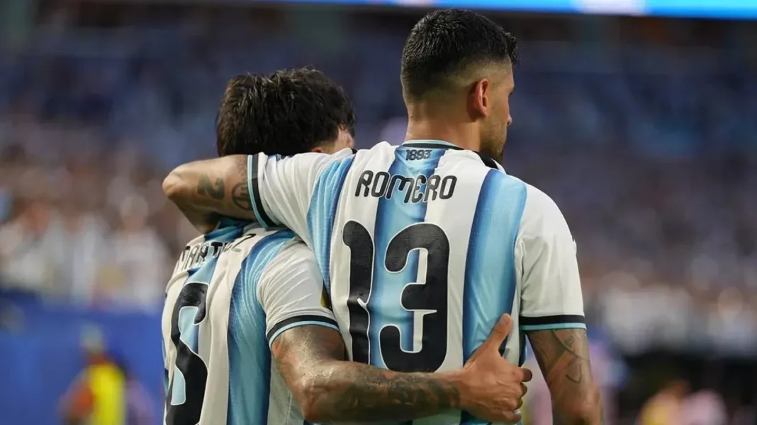 Cuti Romero y Licha Martínez durante la entrega de medallas