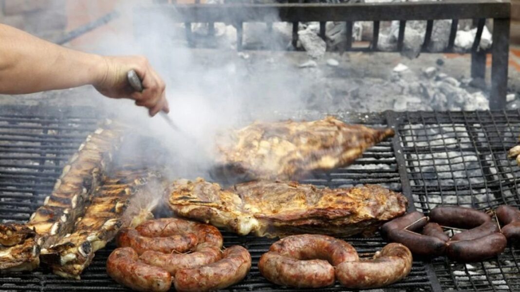 Carnicero mostrando cortes de carne en una carnicería de Rosario