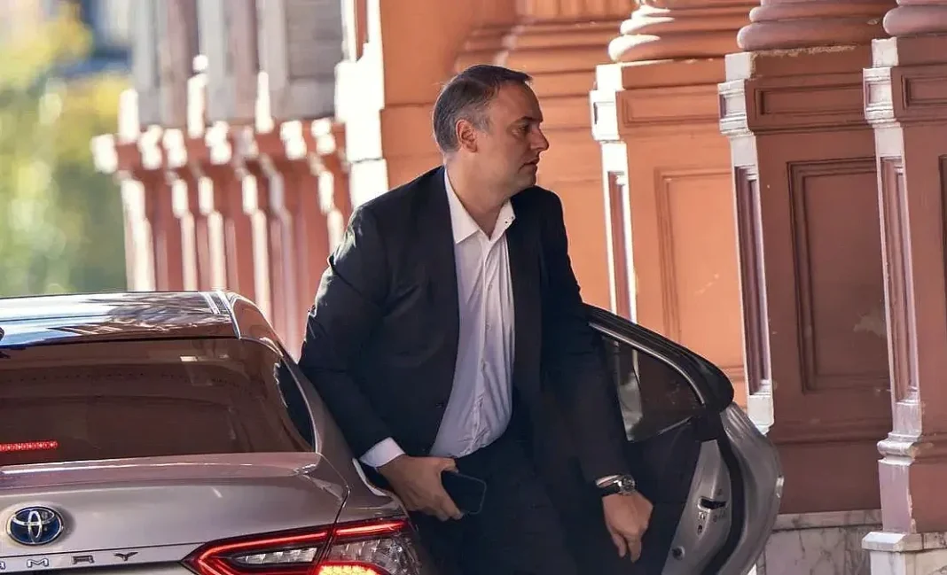 Manuel Adorni en la ceremonia de jura de Diego Santilli en la Casa Rosada