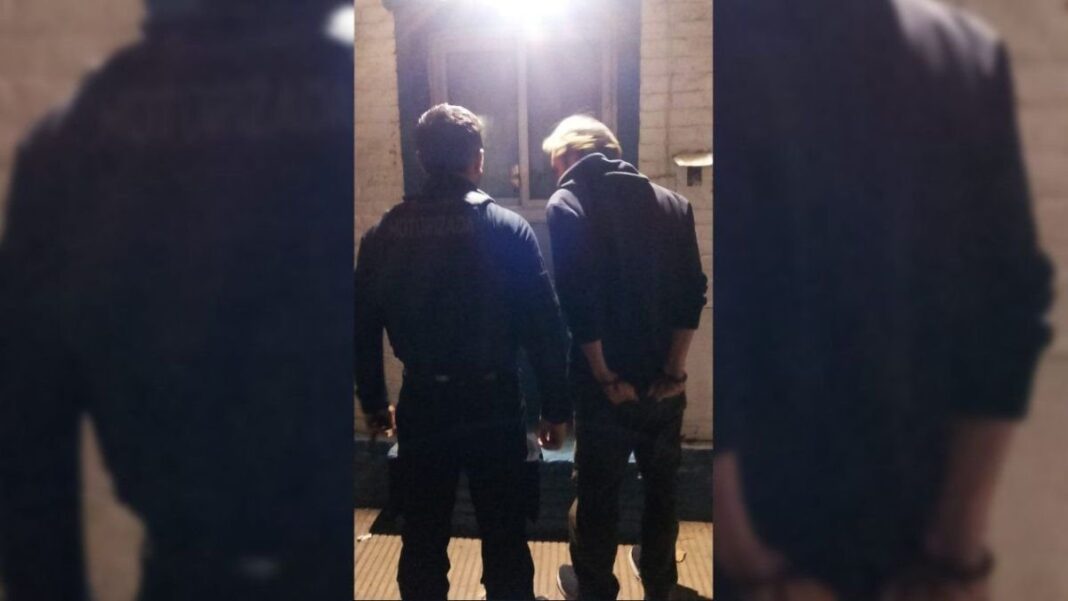 Policía en la puerta de un edificio en el microcentro de Rosario durante un operativo por falsa amenaza de bomba