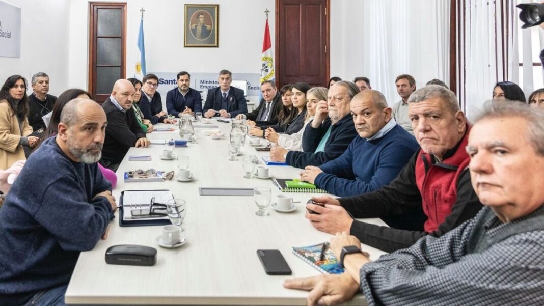 Reunión de paritarias en Santa Fe con representantes del gobierno y gremios