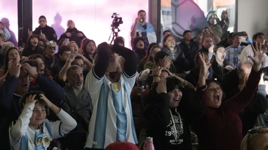 Lionel Messi celebra eufórico su gol durante el partido Argentina contra Egipto