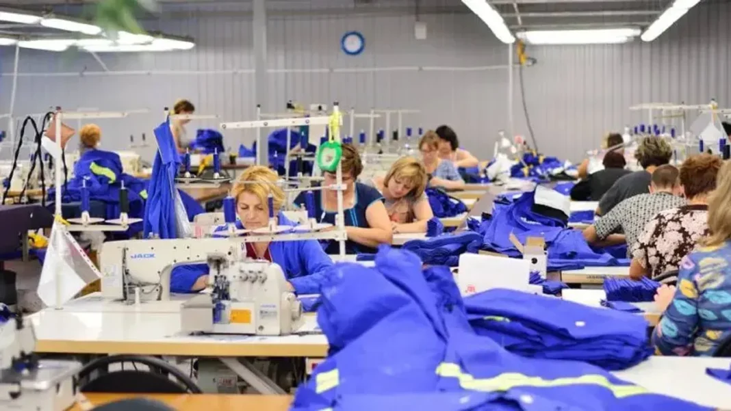 Máquinas de coser en una fábrica textil