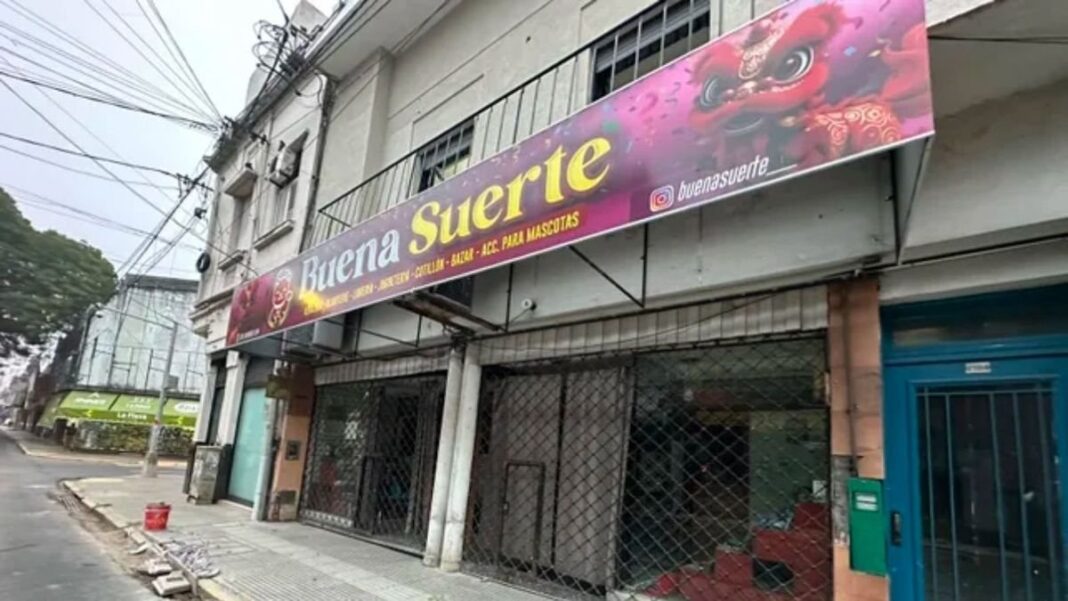 Policía científica en la escena del ataque en un local comercial de Santa Fe