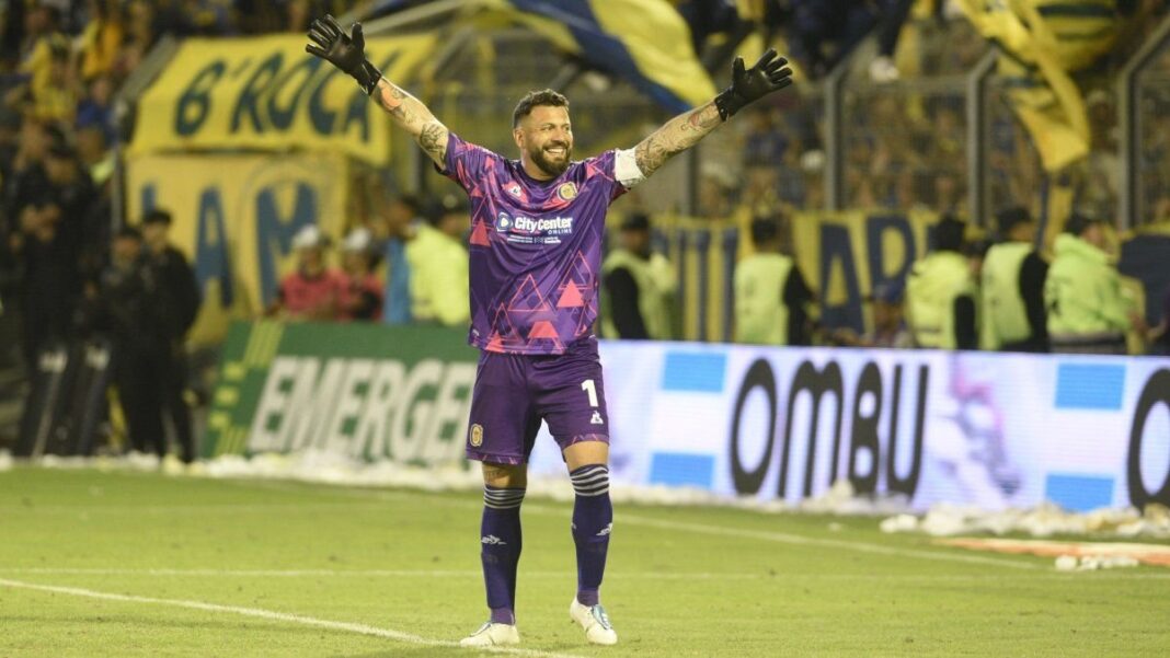 Jorge Broun firmando la rescisión de su contrato con Rosario Central