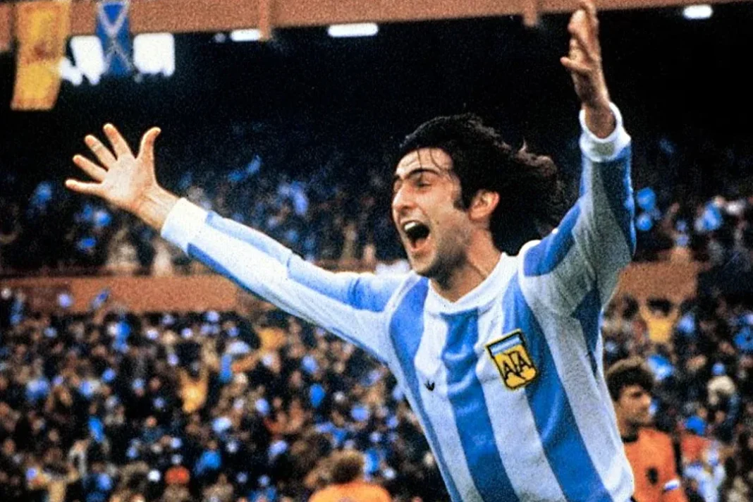 Mario Alberto Kempes hablando en una conferencia de prensa