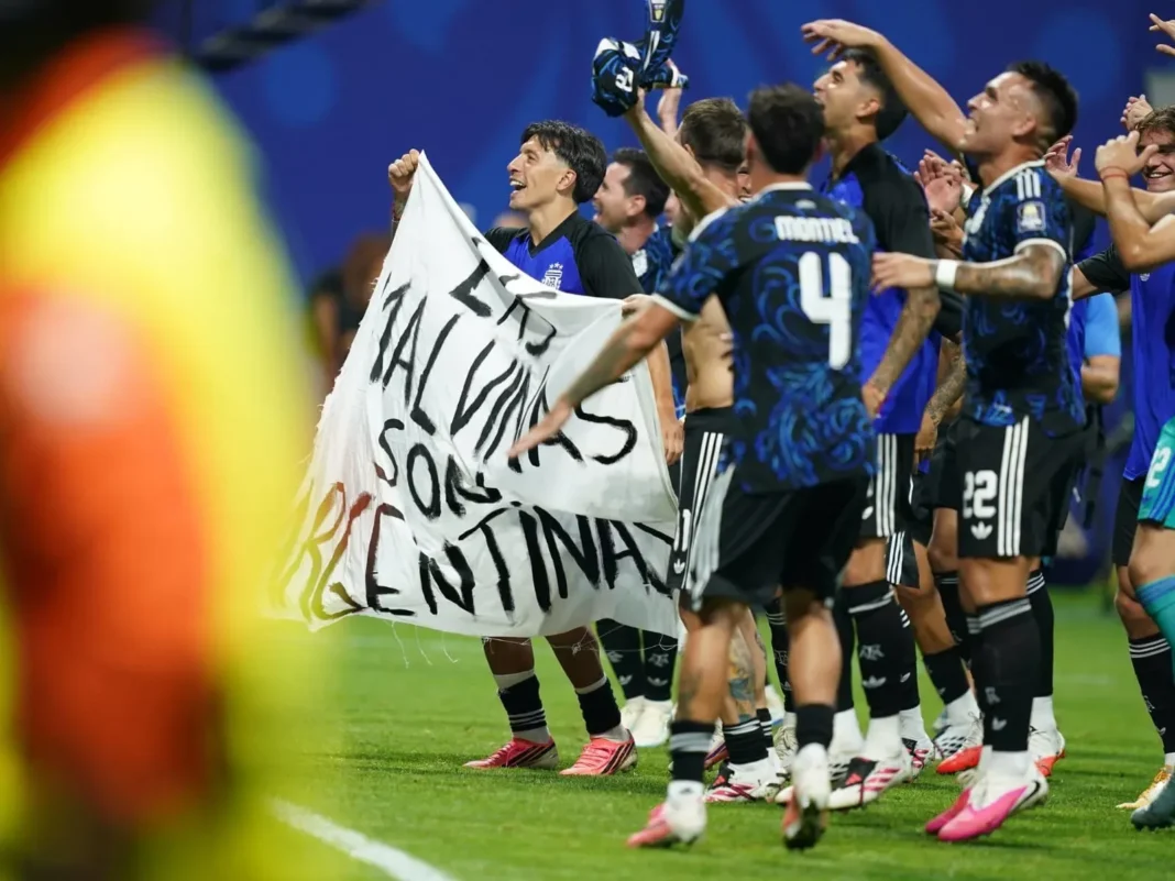 Jugadores de la Selección Argentina muestran una bandera con la frase Las Malvinas son argentinas en el campo de juego tras el partido contra Inglaterra en el Mundial 2026