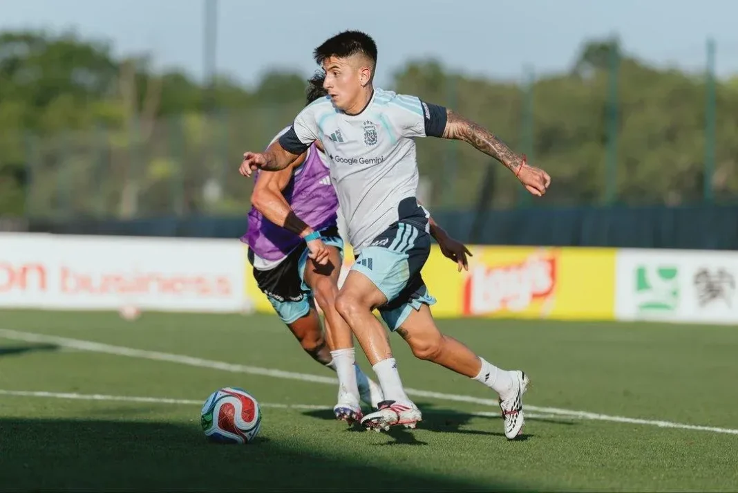 Lionel Scaloni durante un entrenamiento de la Selección Argentina previo al partido ante Suiza por el Mundial 2026