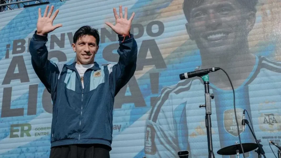 Lisandro Martínez saludando a la multitud en la costanera de Gualeguay