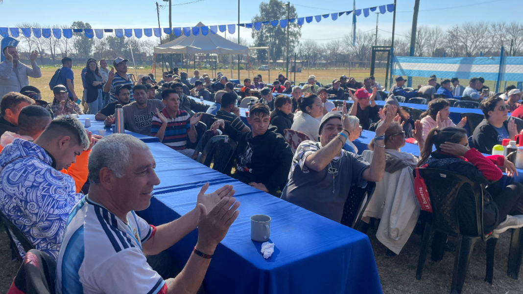 Personas en situación de calle almorzando locro en un refugio municipal de Rosario