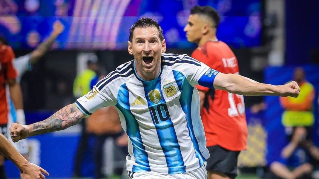 Jugadores de Argentina y Suiza en un partido de fútbol del Mundial 2026