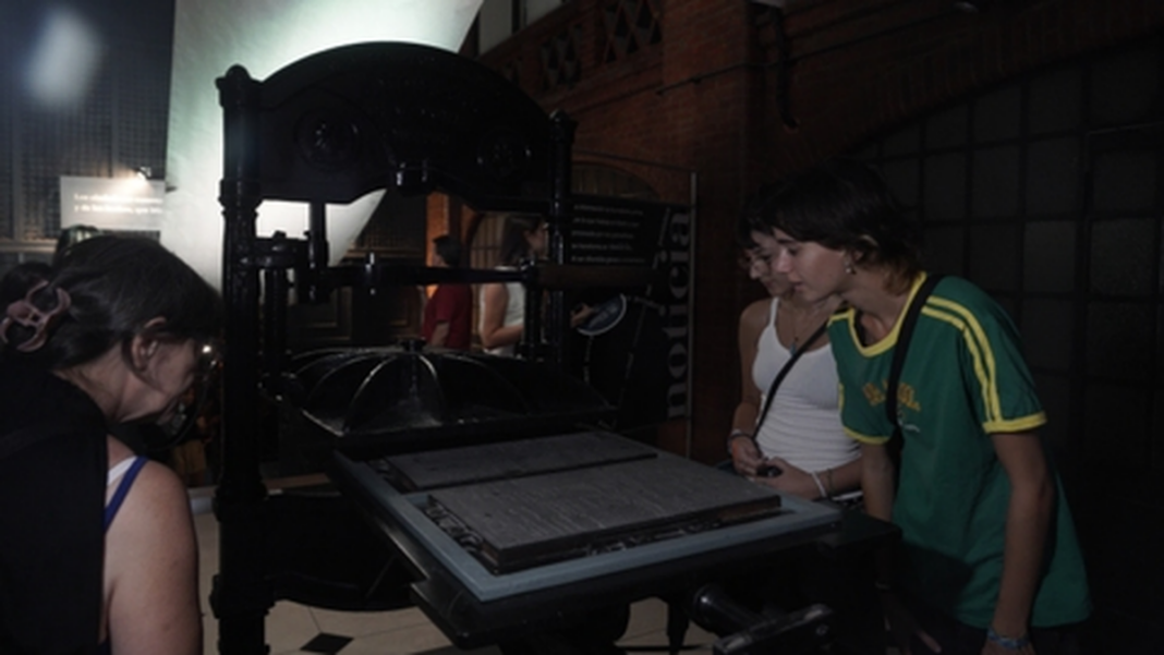 Interior del Museo Diario La Capital con exhibición de prensa manual y rotativa