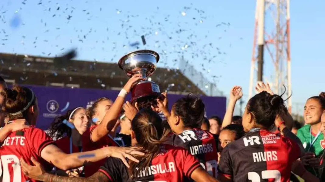 Jugadoras de Newell's Old Boys con indumentaria de entrenamiento y shorts prestados durante un partido